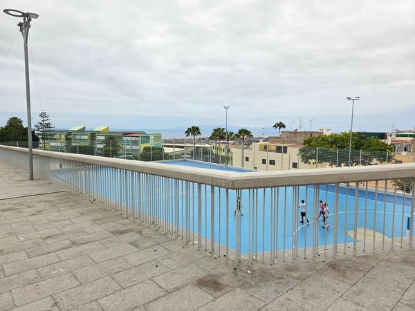 Campo sportivo all'aperto nel Parque Los Olivos ad Adeje.